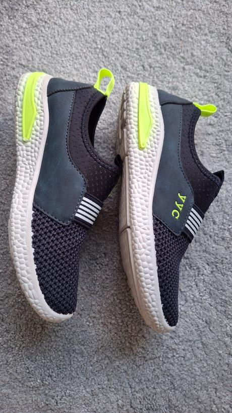 Tmavomodré našuchovacie tenisky, 31