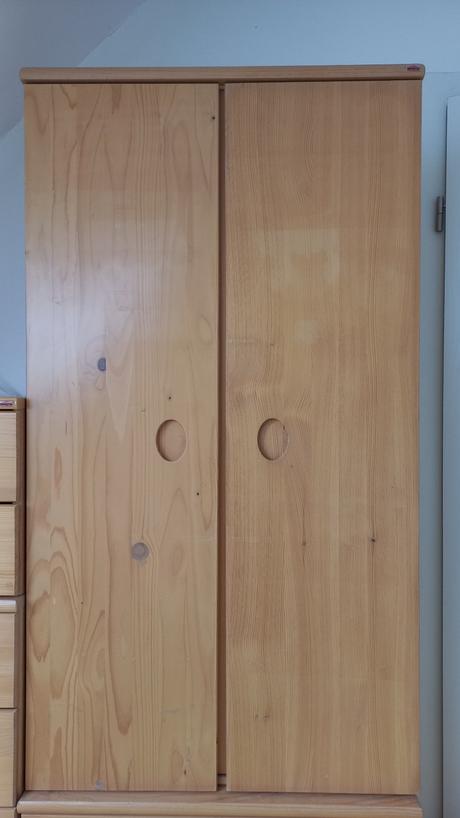 Masívna skriňa do detskej izby, 