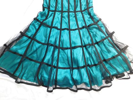 Pekne šaty s odonimatelnymi ramienkami, 46