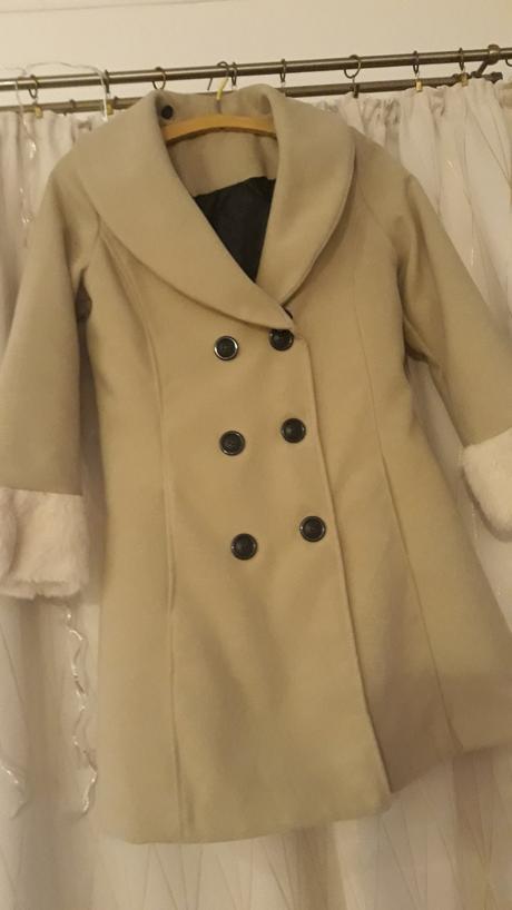 Béžový kabát s kožušinkou, s