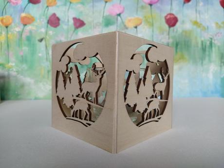 Drevený svietnik jelene v lese, 