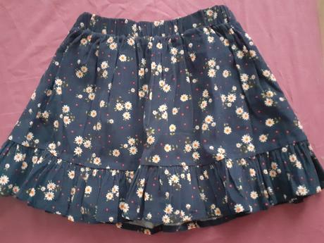 Tmavomodra dievcenska sukna s kvetmi, 122