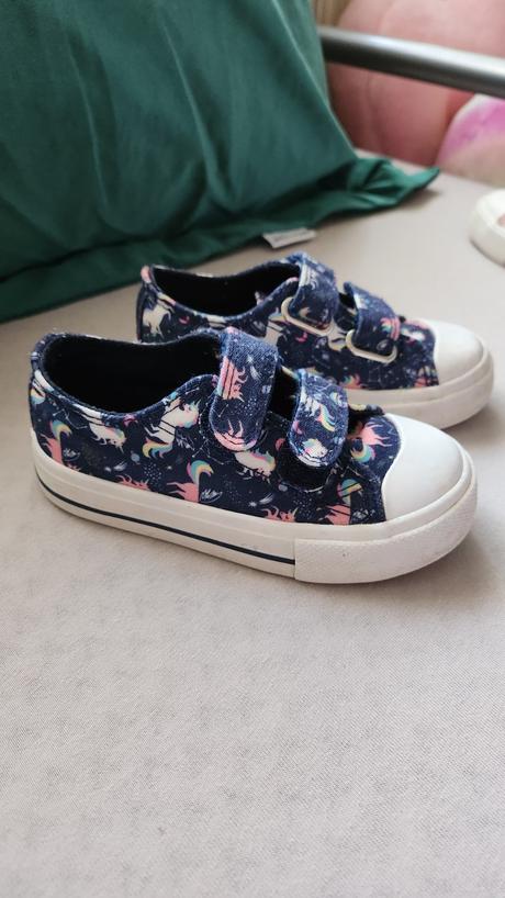 Tenisky s jednorožcami, 24