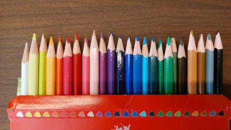 Farbičky, zvyraznovace, gumy a pera, 