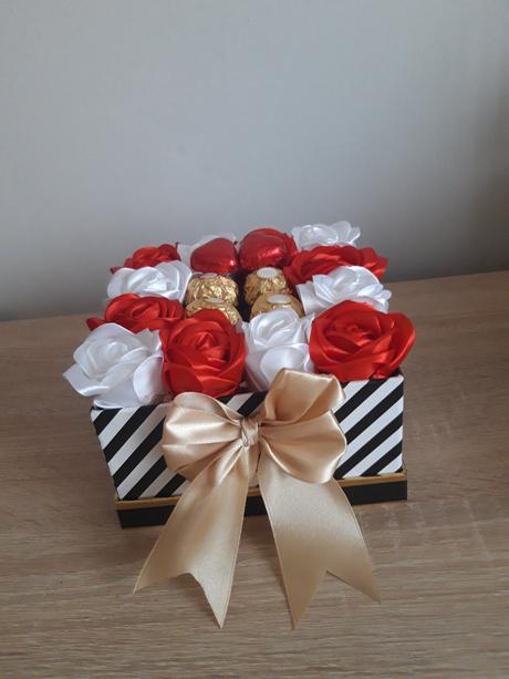 Boxíky plné saténových ruží, 