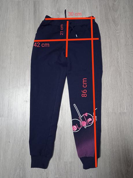 Dievčenské tepláky, 146