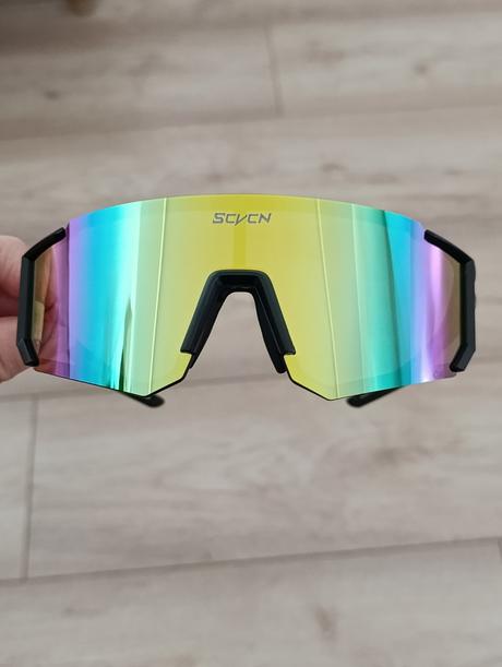 Slnečné cyklistické či športové okuliare,