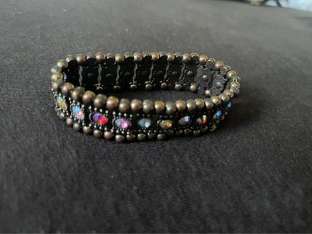 Pestrofarebny naramok s kamienkami,