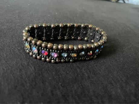 Pestrofarebny naramok s kamienkami, 