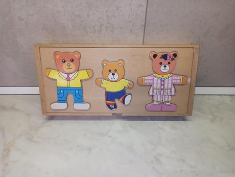 Drevena vkladacka mackovia s oblecenim,