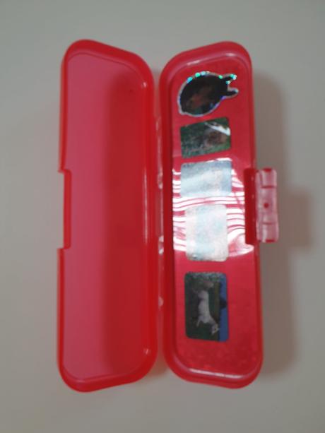 Plastový peračník červený,