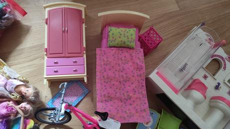 Barbie nábytok + bábiky barbie, 