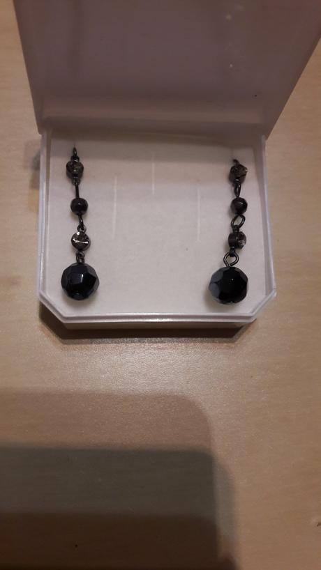 Cierne vysiace nausnice,