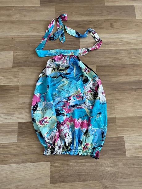 Elegantný top s viazaním okolo krku, s