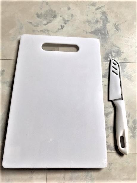 Plastové denko a nôž s krytom,