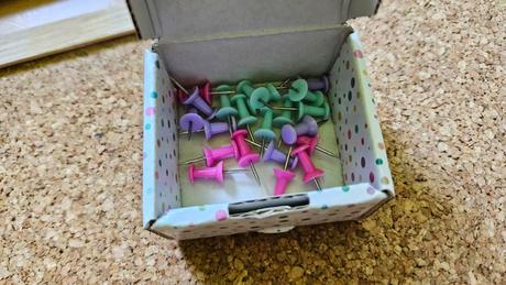 2x korková nástenka 60x40 cm,