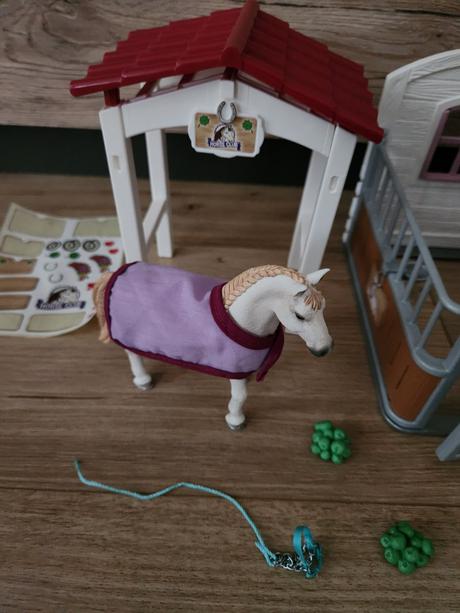Schleich stajňa s prístreškom, koňom a doplnkami, 