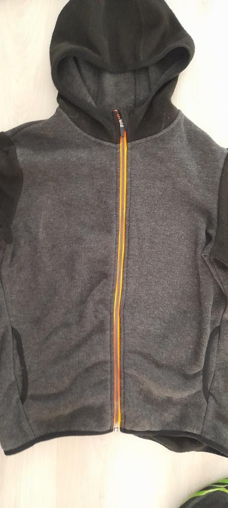 Takmer nové zn.mikiny z rakúska, nosené občasne, z, m