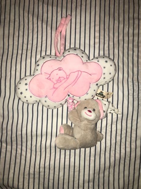 Hračka na postielku,