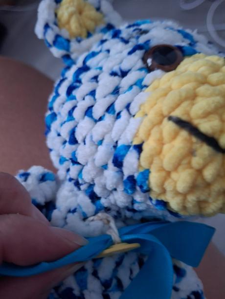 Modrý háčkovaný medvedík, 