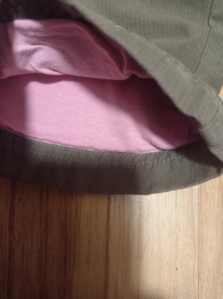 Nohavice s trakmi, 86