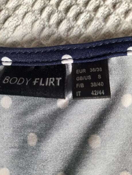 Tmavomodre bodkovane saty, m