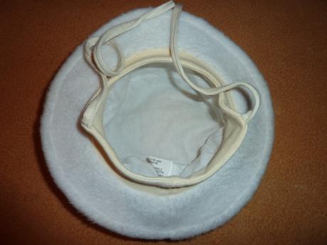 Klobúčik od návrhárky gisela weckerle, 80