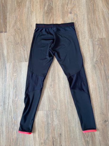 Športové legíny, 158