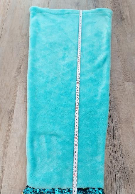 Flisová deka v tvare plutvy,