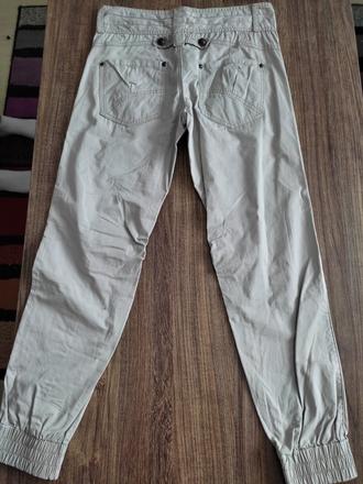 Nohavice bledé, 38