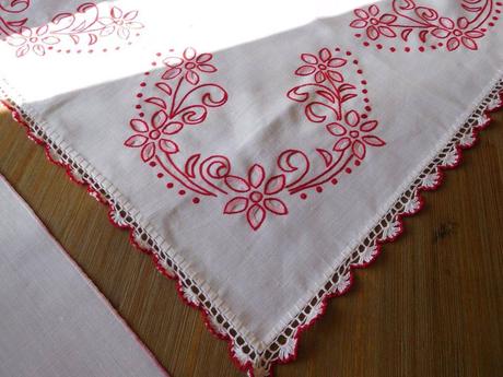 Biely obrus s ružovou výšivkou,, 