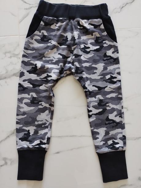 Maskáčové tepláky, 104