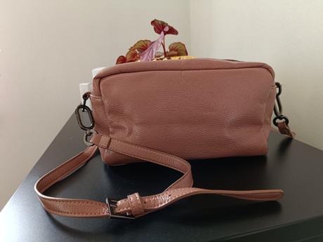 Menšia kabelka, reserved