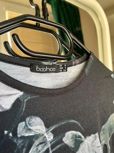 Boohoo čierne šaty s kvetmi, s