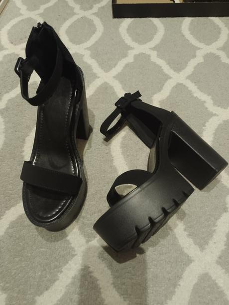 Nenosené sandále, 38