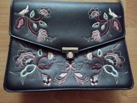 Čierna vyšívaná kabelka, 