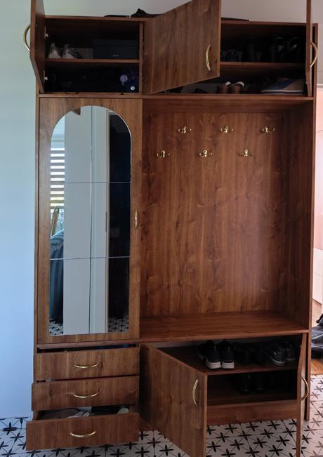 Vešiaková  skriňa, 