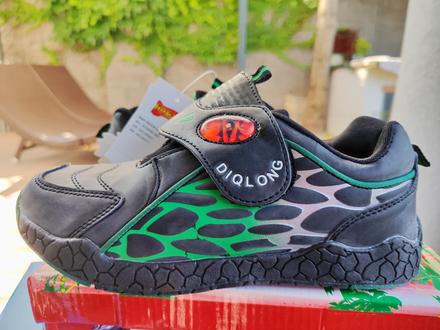 Tenisky s dinosaurom, 36