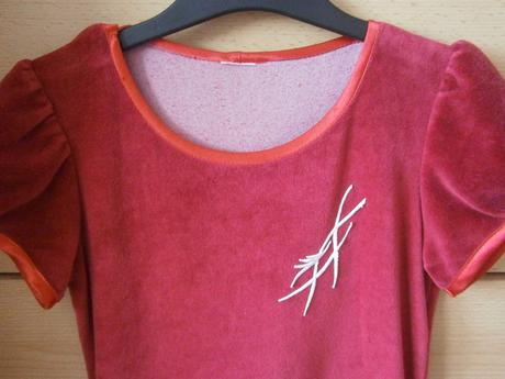 Zamatové šaty veľ.asi na 8-9r., 134