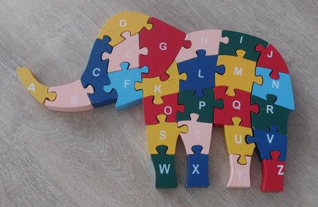 Naucne drevene puzzle slon s cislami a abecedou,