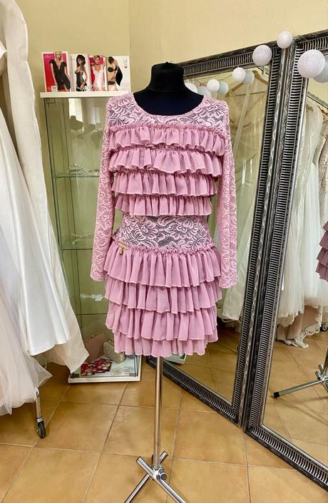 Krátke volánikové šaty vo veľkosti s, s