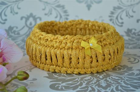 Pletený košíček-zlatý,