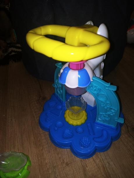 Zmrzlinova tovaren playdoh,