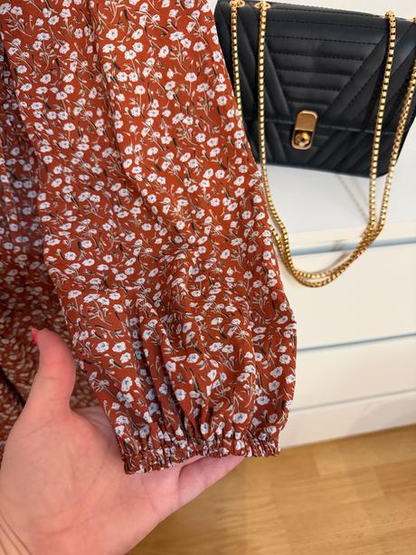 Romantické midi šaty s drobným kvetinovým vzorom, s