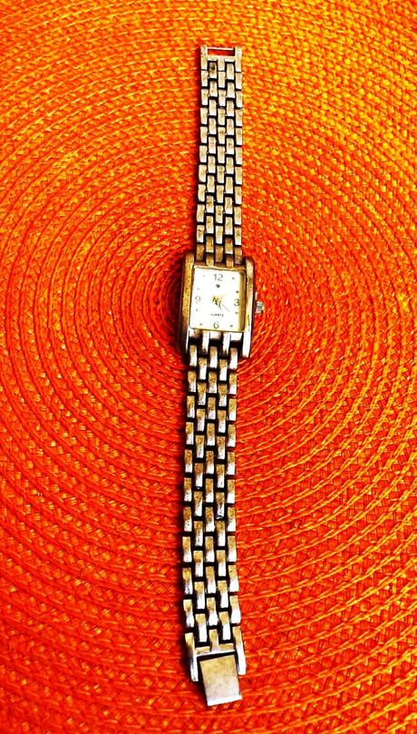 Staré náramkové hodinky,