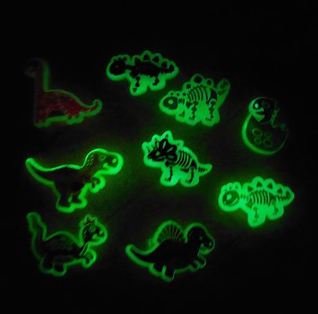 Fosforové ozdoby na kroksy dinosaury,