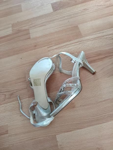 Sandalky, 38