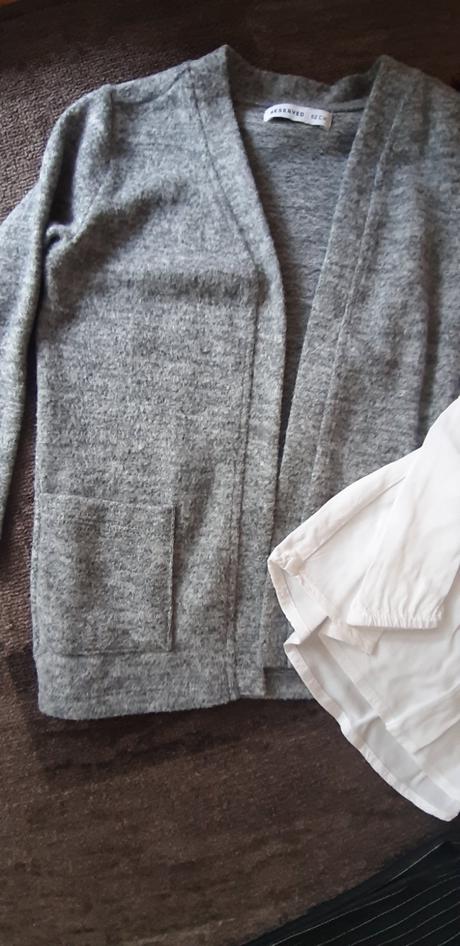 Kardigán, blúzka a elegantné legíny, 86–98