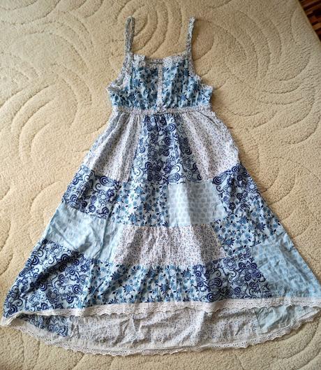 Vzdusne saty v modrých tonoch, s