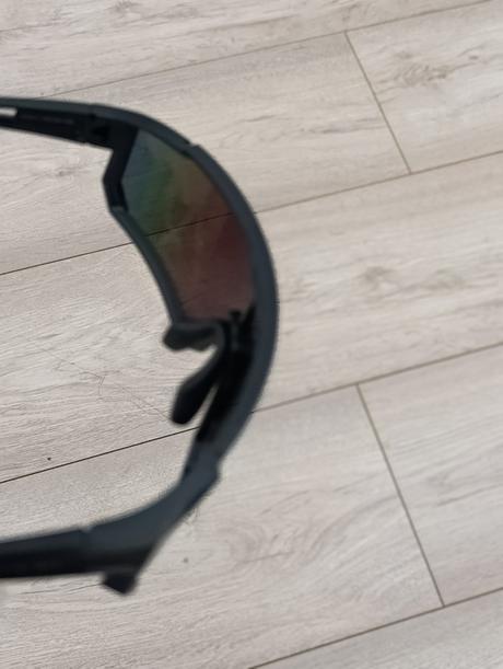 Slnečné cyklistické či športové okuliare,